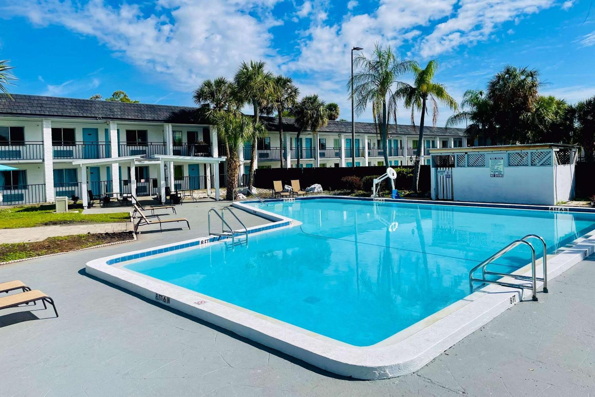 Rodeway Inn Clearwater - Central Exterior photo