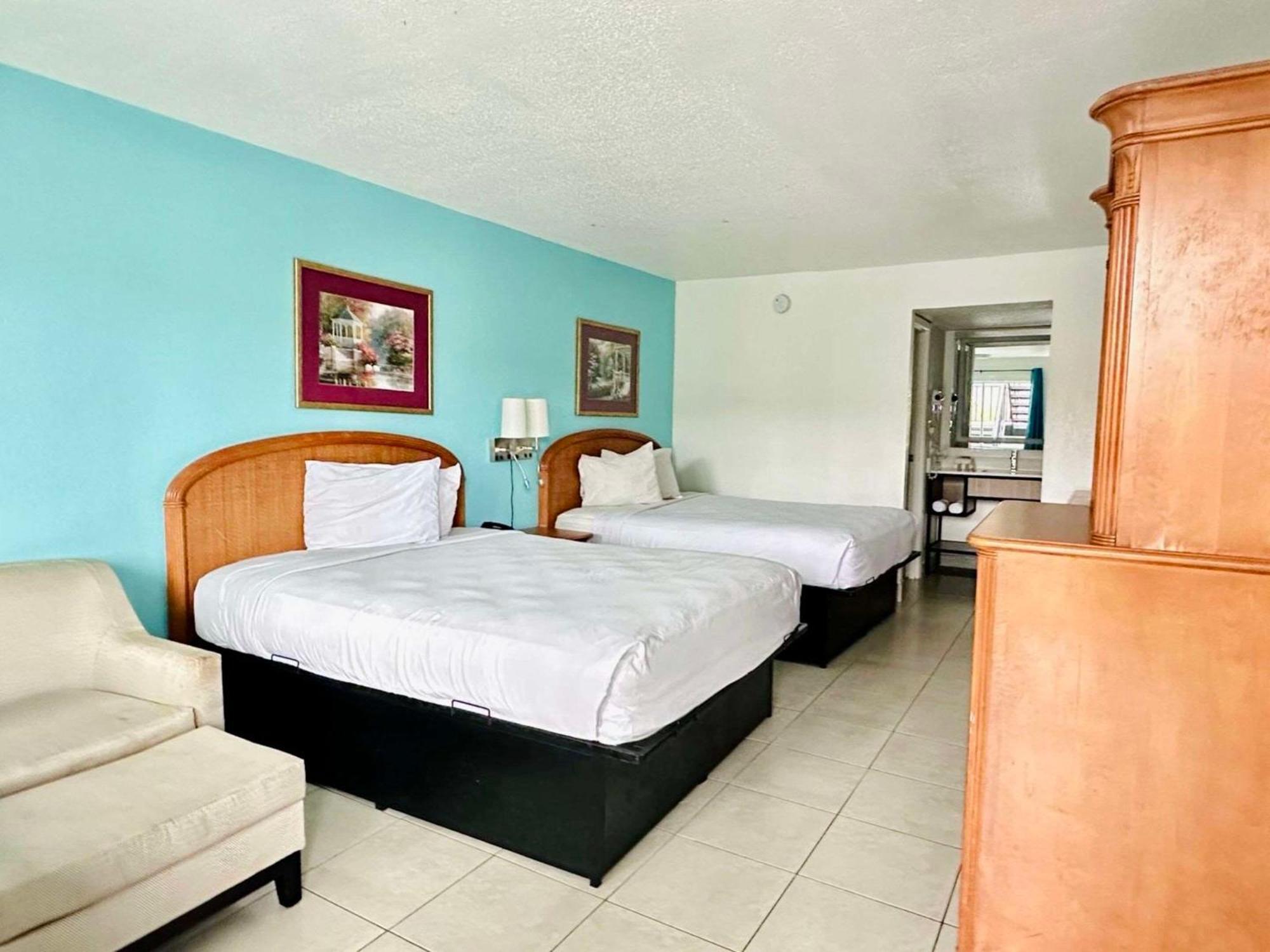 Rodeway Inn Clearwater - Central Exterior photo